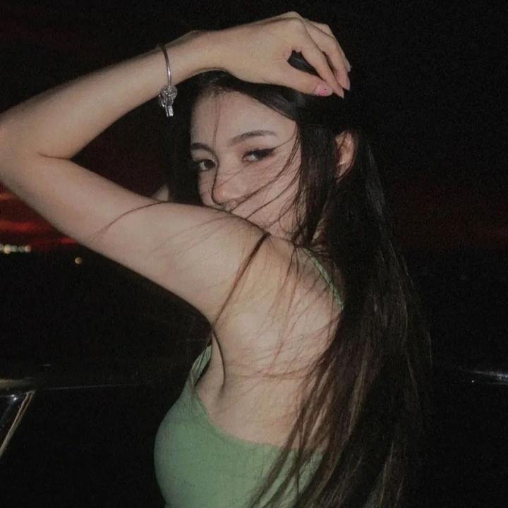 坐推土机的少女